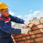 Se requiere albañil y ayudantes para colocado de ladrillos en construcción